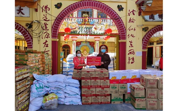 龍華寺住持釋慧功向郡祖國陣線委員會副主席范氏明月轉交救濟物資。