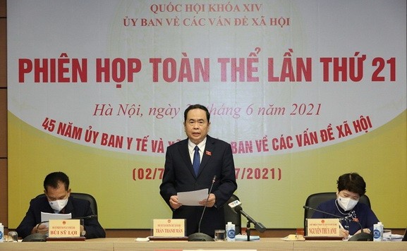 國會常務副主席陳清敏（中）在會議上發表講話。（圖源：H.L）