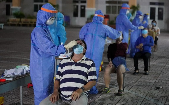 疫情防控工作人員為平新郡平治東坊居民進行採樣檢測。（圖源：獨立）