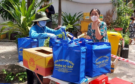 舊邑郡勞動聯團代表向因新冠肺炎疫情而被封鎖的區域貧困勞工贈送禮物。