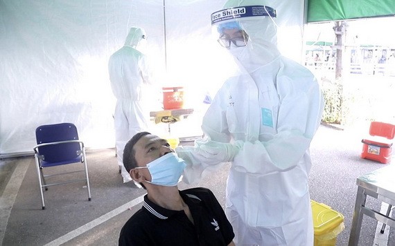 一名男性接受鼻拭子取樣測試。（圖源：秋莊）