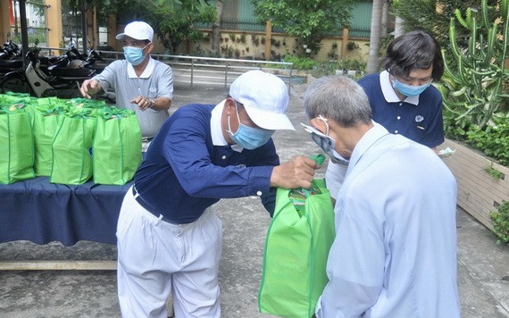 慈善組織向被社會隔離人家贈送禮物。