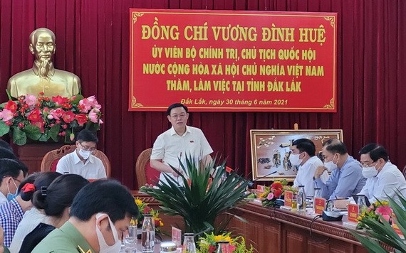 國會主席王廷惠（站）主持會議並發表講話。（圖源：范淮）