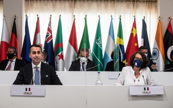 6月29日，二十國集團輪值主席國意大利外長迪馬約在意大利馬泰拉主持會議。（圖源：新華社）