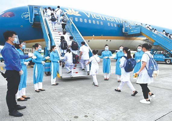 海陽省300名講師、大學生乘坐越航前來本市。