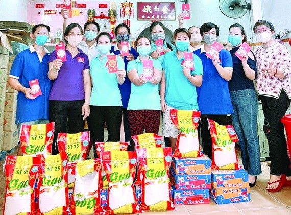 梁柳嬋(右)向部分職工們贈送禮物。