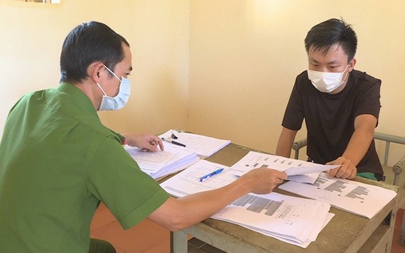 被扣押的特大賭字尾團夥頭目阮英財。（圖源：警方提供）