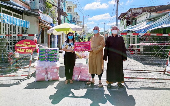 范氏玉娥主席接受釋通振法師捐助物資。