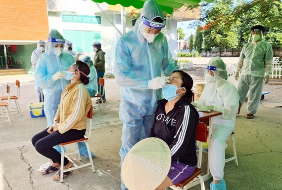 民眾接受採樣檢測新冠病毒。