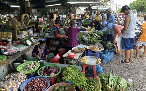 平盛郡氏藝街市的果蔬攤區域。