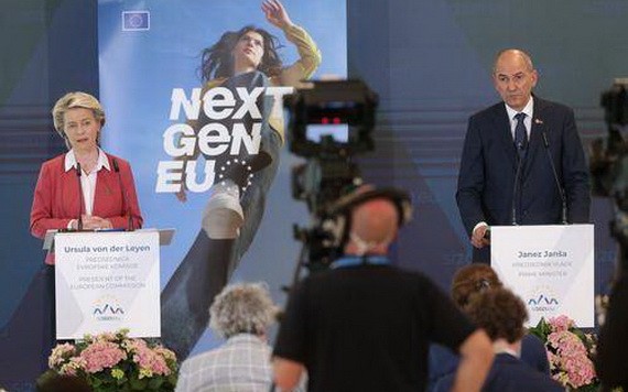 7月1日，斯洛文尼亞總理揚沙（右）在布爾多與歐盟委員會主席馮德萊恩出席記者招待會。（圖源：新華社）