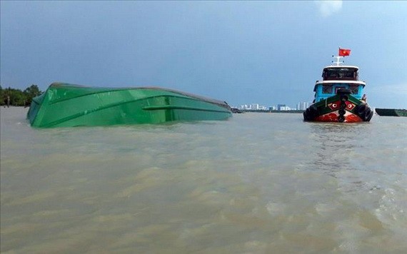 駁船側翻現場。（圖源：越通社）