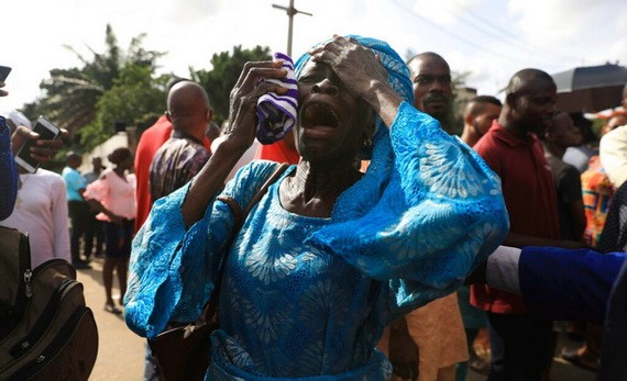 7月5日，在尼日利亞卡杜納州，被綁架學生的家長聚集在發生綁架案件的中學附近。（圖源：互聯網）