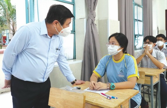 市人委會主席阮成鋒與考生交談。