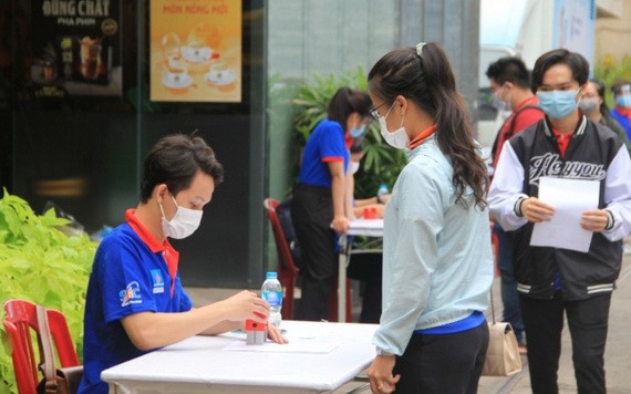 志願青年為考生接力