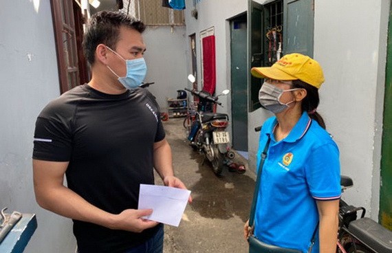 守德市勞動聯團主席阮氏紅絨前往被封鎖租房區探望工人。