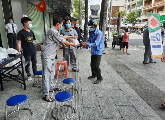 平仙公司員工發零元午餐給受疫情影響的勞動者。