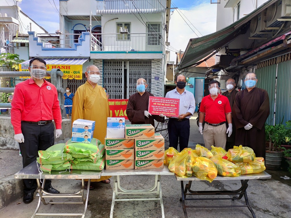 第八郡佛教會繼續關照隔離區居民 ảnh 1