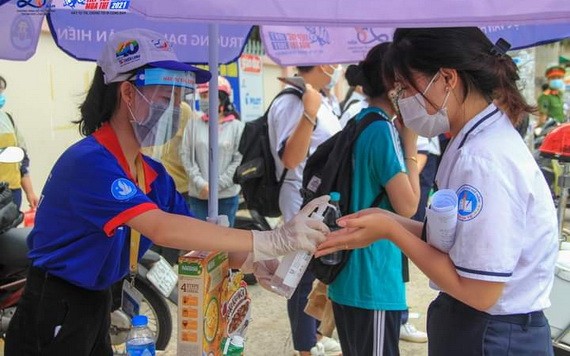 考生進入考場前都獲噴消毒洗手液。