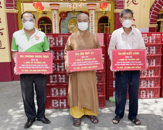 龍華寺護法會副理事長陳健安代表區 美莉、鍾玉娥及杜潔玲３位居士向釋慧功 法師、梅洪峰副主席轉交3000打雞蛋。