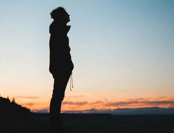 垂柳下　鬢微霜