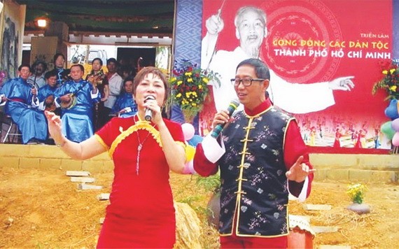 瑞琪遠赴北部一民族村演唱。