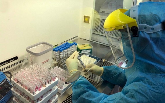 醫護人員在做檢測以篩查新冠病例。（圖源：HCDC）