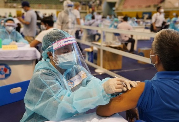 為本市民眾接種新冠疫苗。