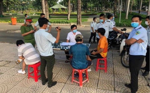 7月9日上午，在嘉定公園區內，3名違反社交隔離規定者被罰款每人200萬元。（圖源：小翠）