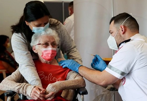 一名老大娘在接受新冠疫苗注射。（圖源：互聯網）