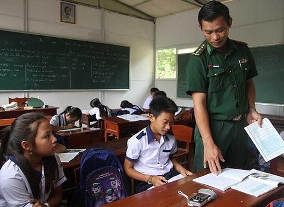 在課堂上的陳老師。