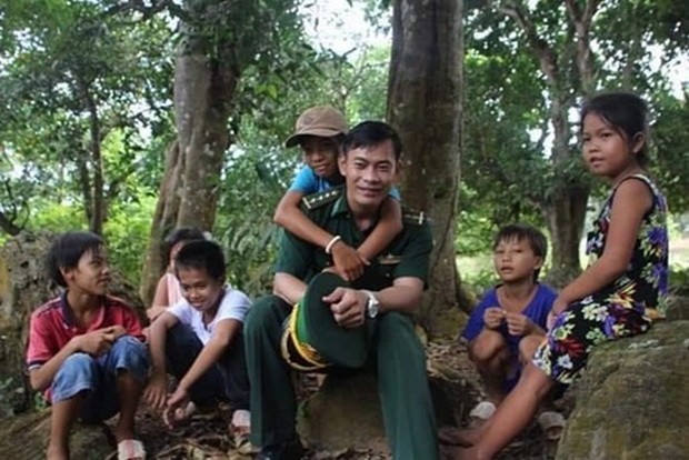 陳平復大尉為偏遠海島兒童掃盲 ảnh 1