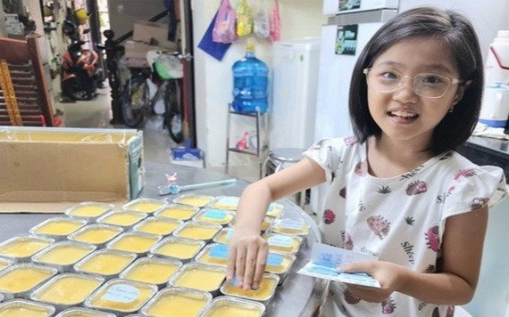 阮黃草媚正準備向醫護人員贈送的自製焦糖布丁。