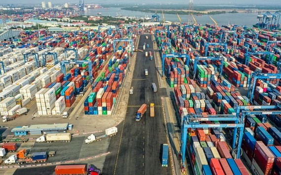 第一區域西貢港口岸海關分局的商品檢查室按規定保持距離。