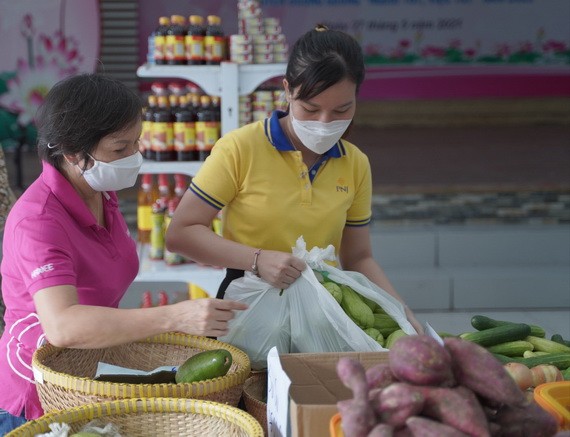零元超市為貧困戶免費服務。