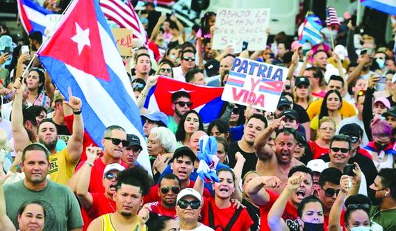 古巴民眾走上全國各地城市的街頭抗議食品和藥品短缺。（圖源：互聯網）