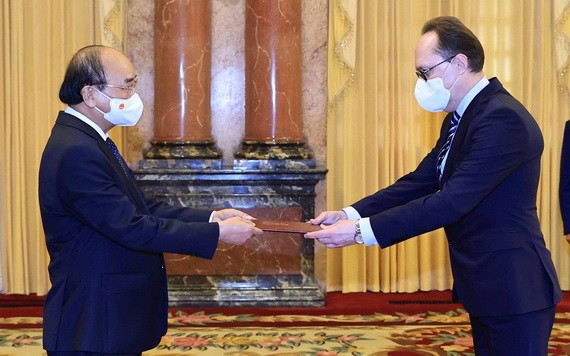 國家主席阮春福接受俄羅斯大使遞交的國書。（圖源：越通社）