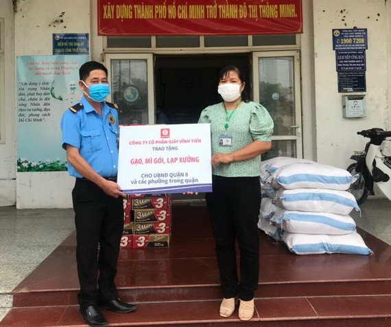 永進公司代表向第八郡贈送物品。