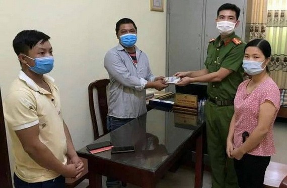 女工人拾金不昧