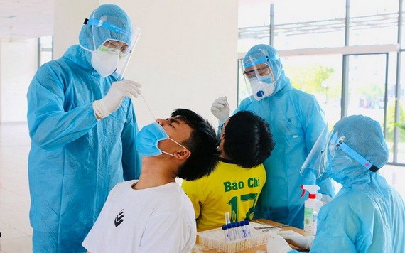 在市國立大學宿舍居住的學生獲採樣檢測新冠肺炎。