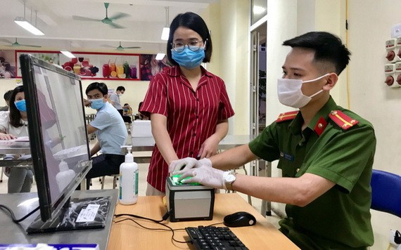 市民正辦理芯片公民身份證。