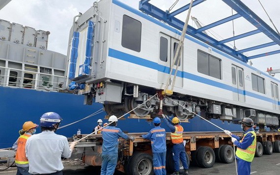 列車從貨船上卸下。（圖源：越通社）