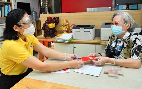 郵政人員上門向退休人士、對革命有功者、社會輔助對象支付退休金和補助金。