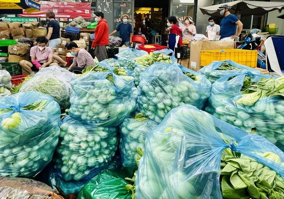 慈善廚房堆滿蔬菜。