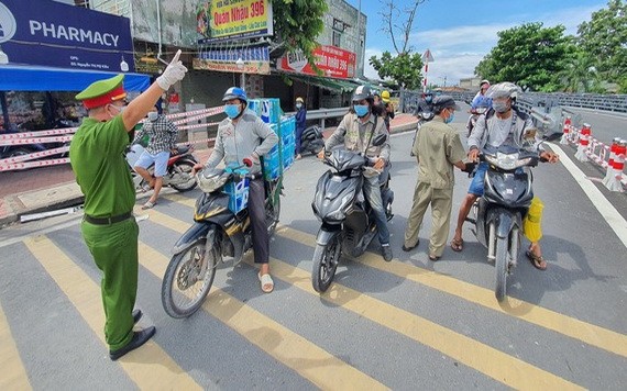 職能力量檢查街上來往民眾。（圖源：明和）