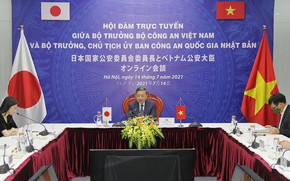 公安部部長蘇林大將（中）以在線方式同日本國家公安委員會委員長棚橋泰文舉行會談。（圖源：越通社）