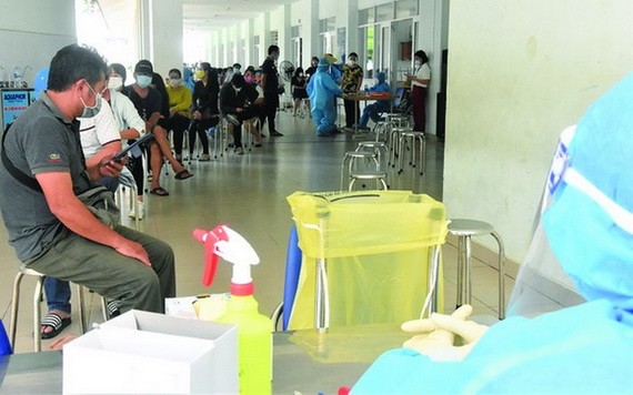 本市民眾等待進行核酸篩查工作。