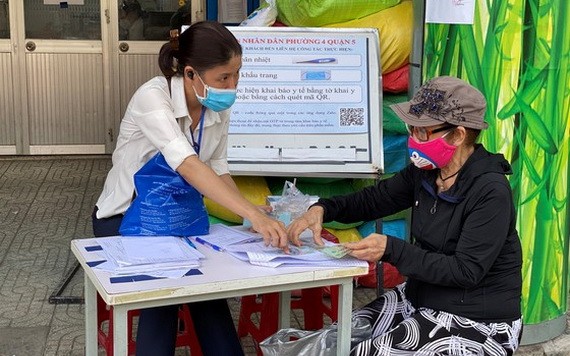 勞動者在第五郡領取輔助金。