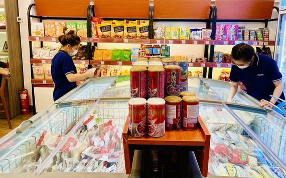 大發員工正在為線上消費者準備貨品交貨。