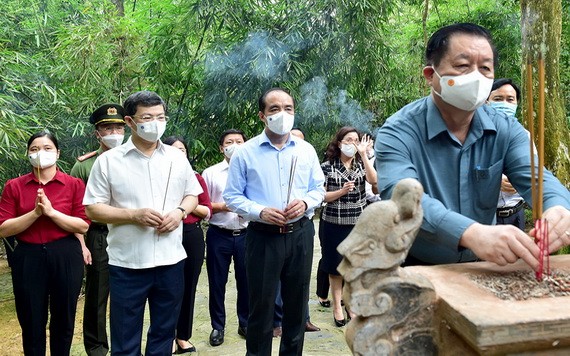 黨中央宣教部工作團前往新潮紀念館上香緬懷胡伯伯及諸位革命先輩。（圖源：宣光報）